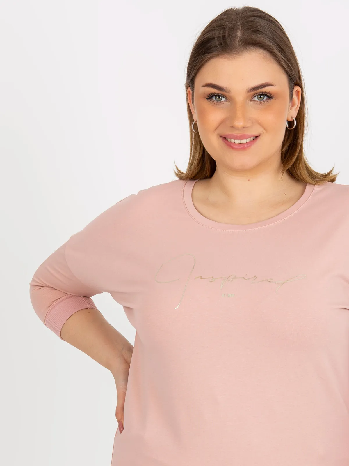 Jasnoróżowa bluzka plus size z nadrukiem i rękawem 3/4 - zdjęcie 4