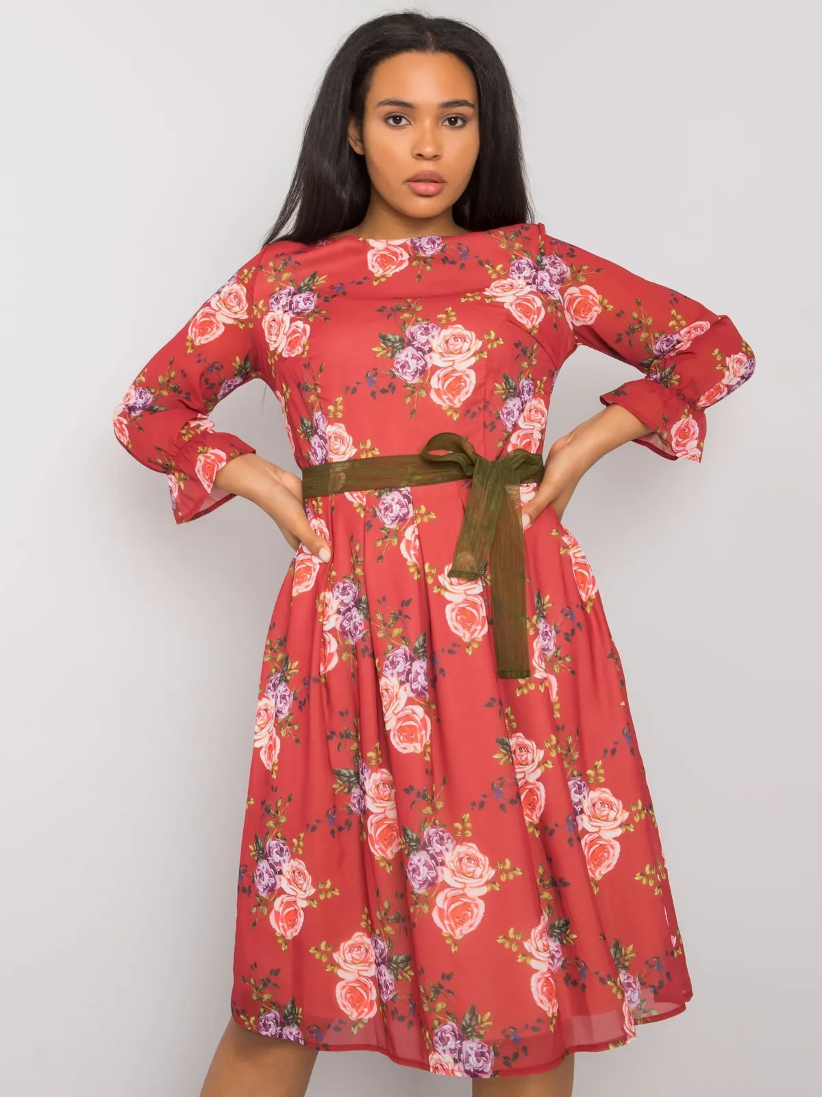 Bordowa sukienka plus size w kwiatowe wzory - zdjęcie 2