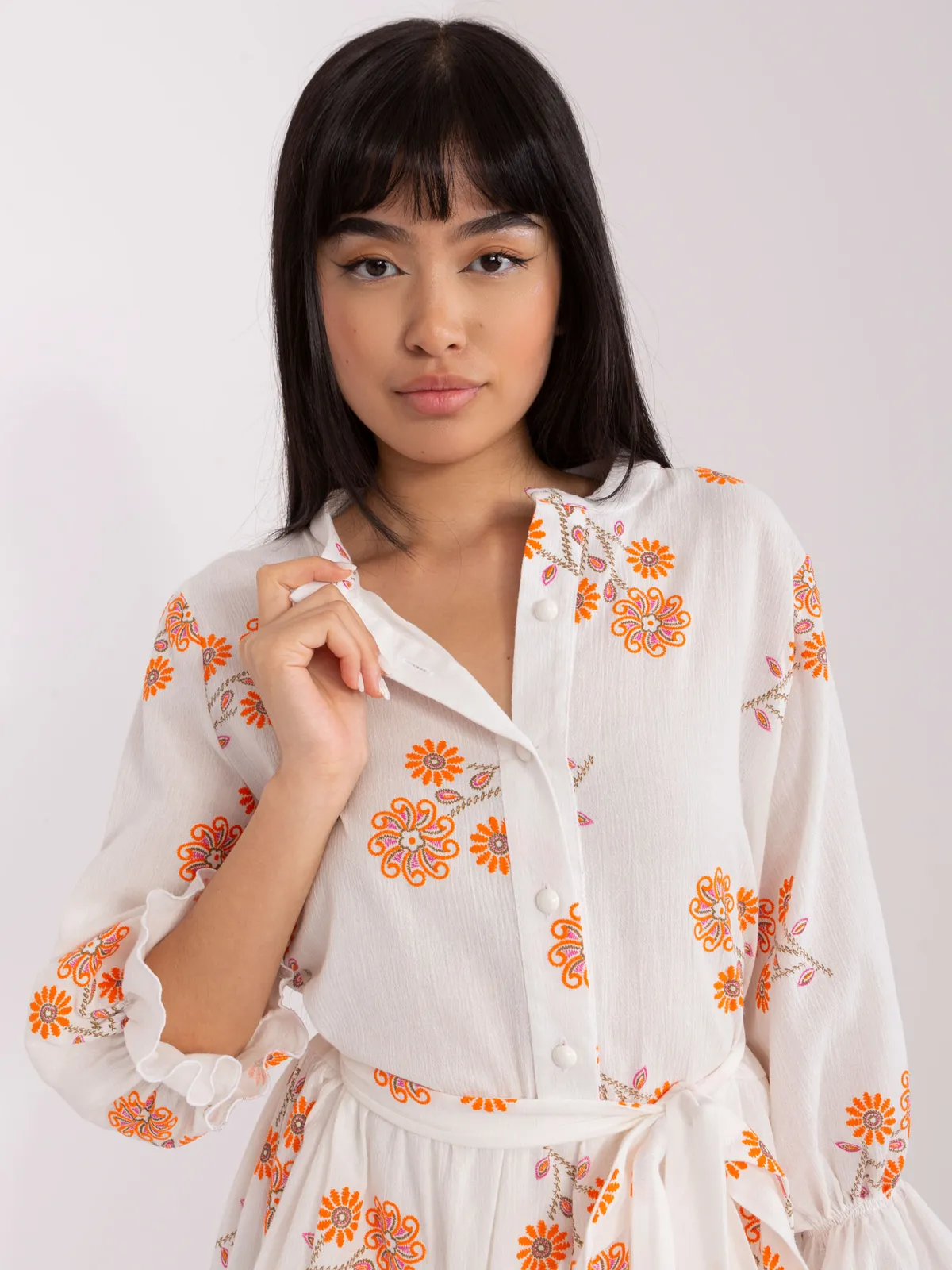 Biało-pomarańczowa wzorzysta sukienka z falbaną - zdjęcie 3