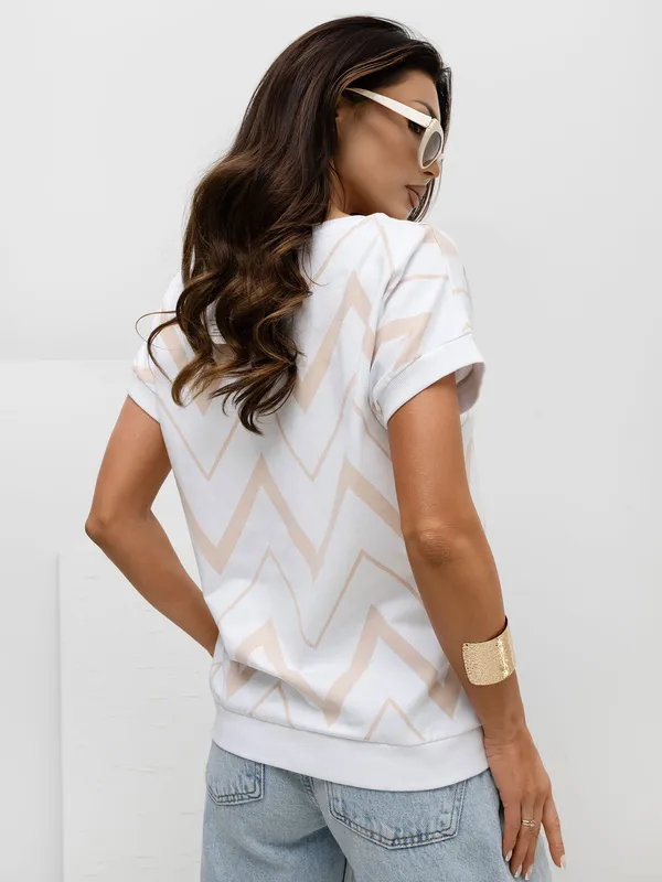 T-shirt z dekoltem w serek i geometrycznym wzorem