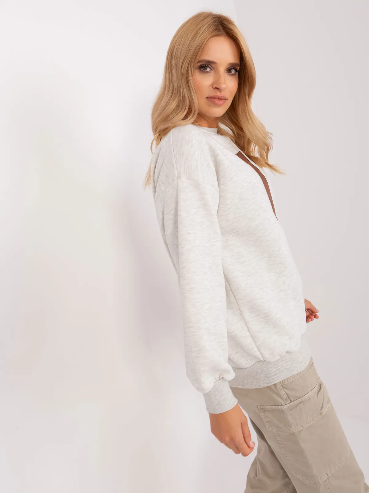 Beżowa bluza bez kaptura o kroju oversize - zdjęcie 4