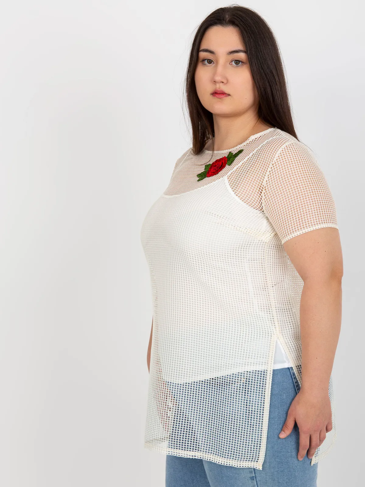 Jasnobeżowa dwuczęściowa bluzka plus size z naszywką - zdjęcie 4