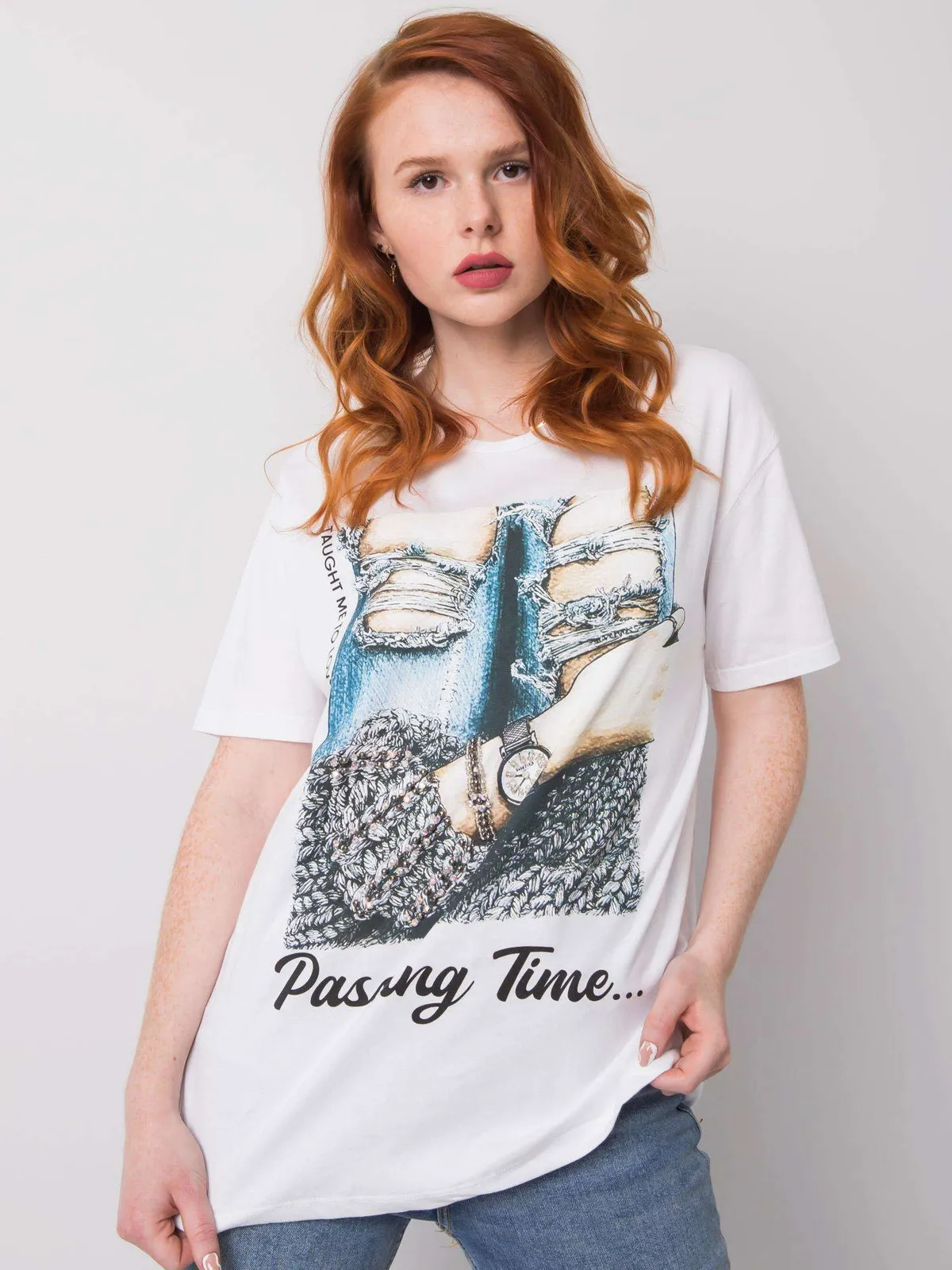 Czarny t-shirt z biżuteryjnymi aplikacjami - zdjęcie 4