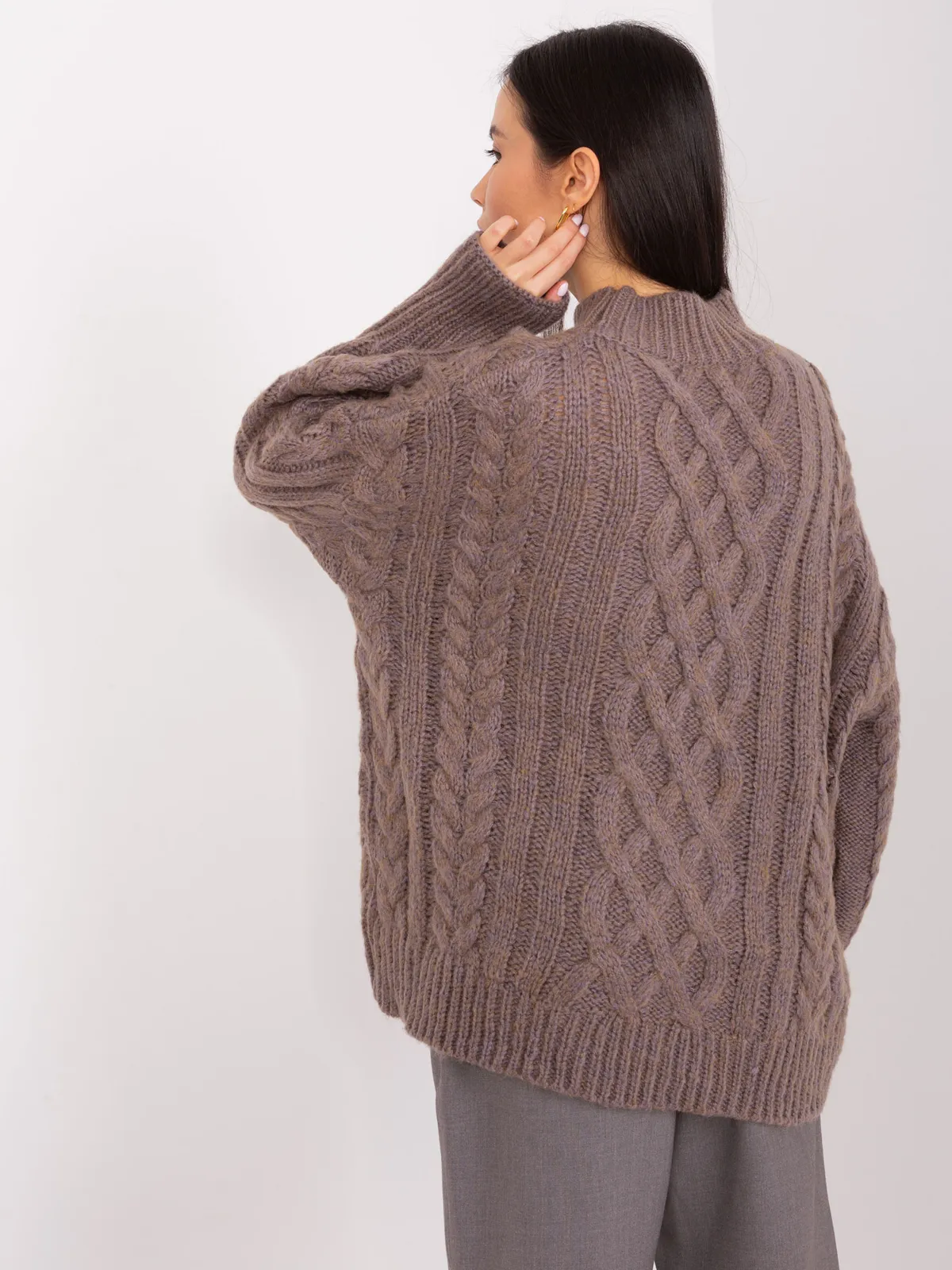 Granatowy dzianinowy sweter z warkoczami - zdjęcie 5
