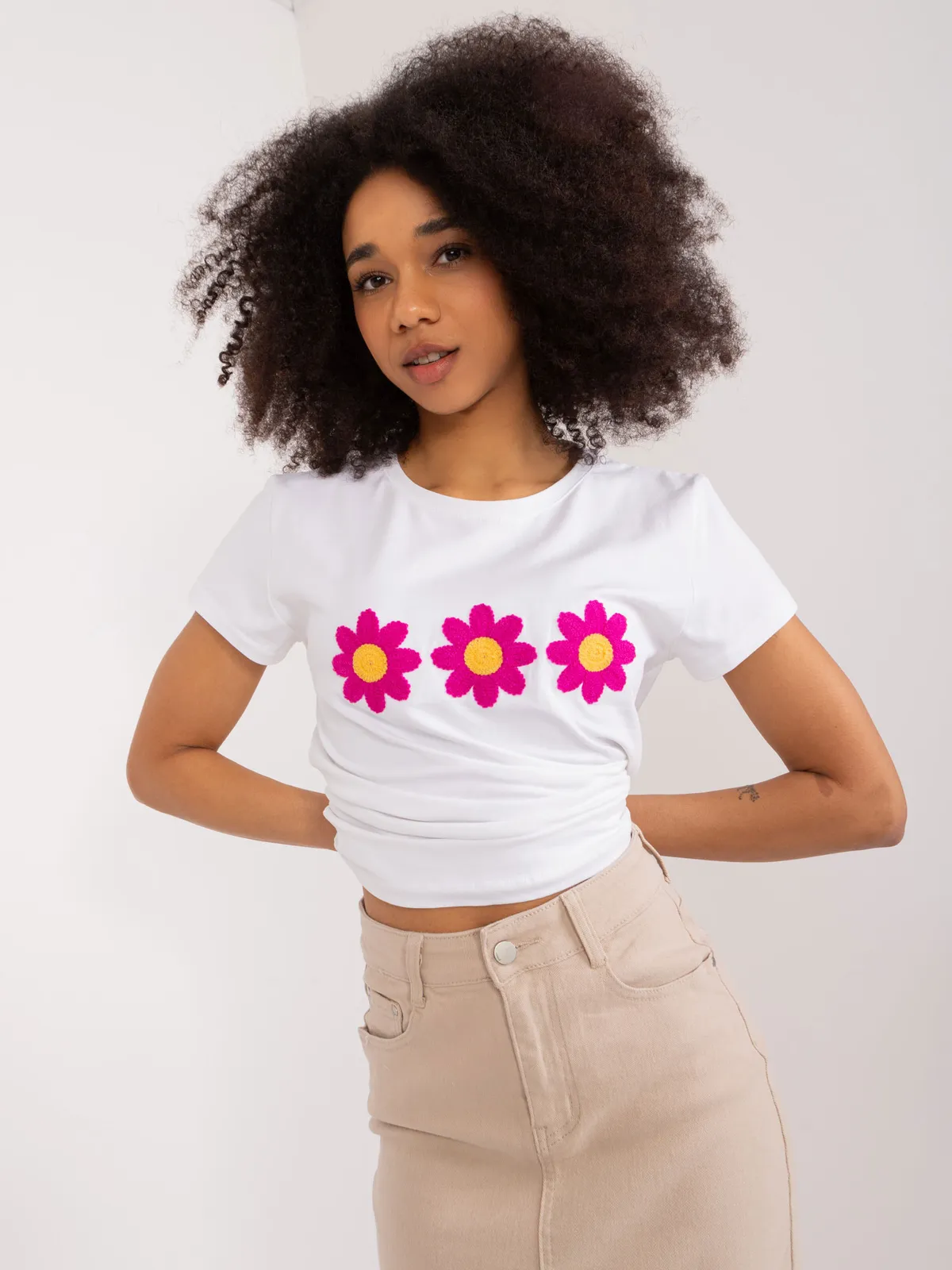 T-shirt z kwiatowym haftem w stylu retro - zdjęcie 1