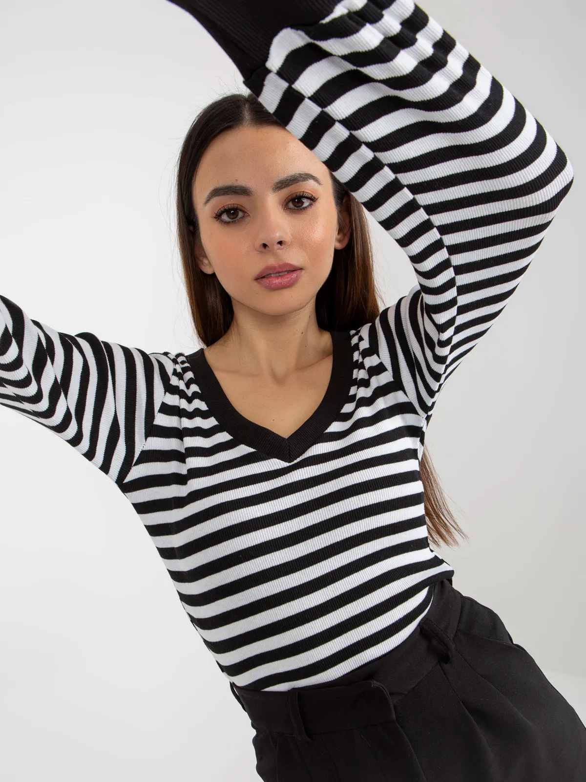 Czarno-biała prążkowana bluzka z dekoltem V BASIC FEEL GOOD - zdjęcie 4