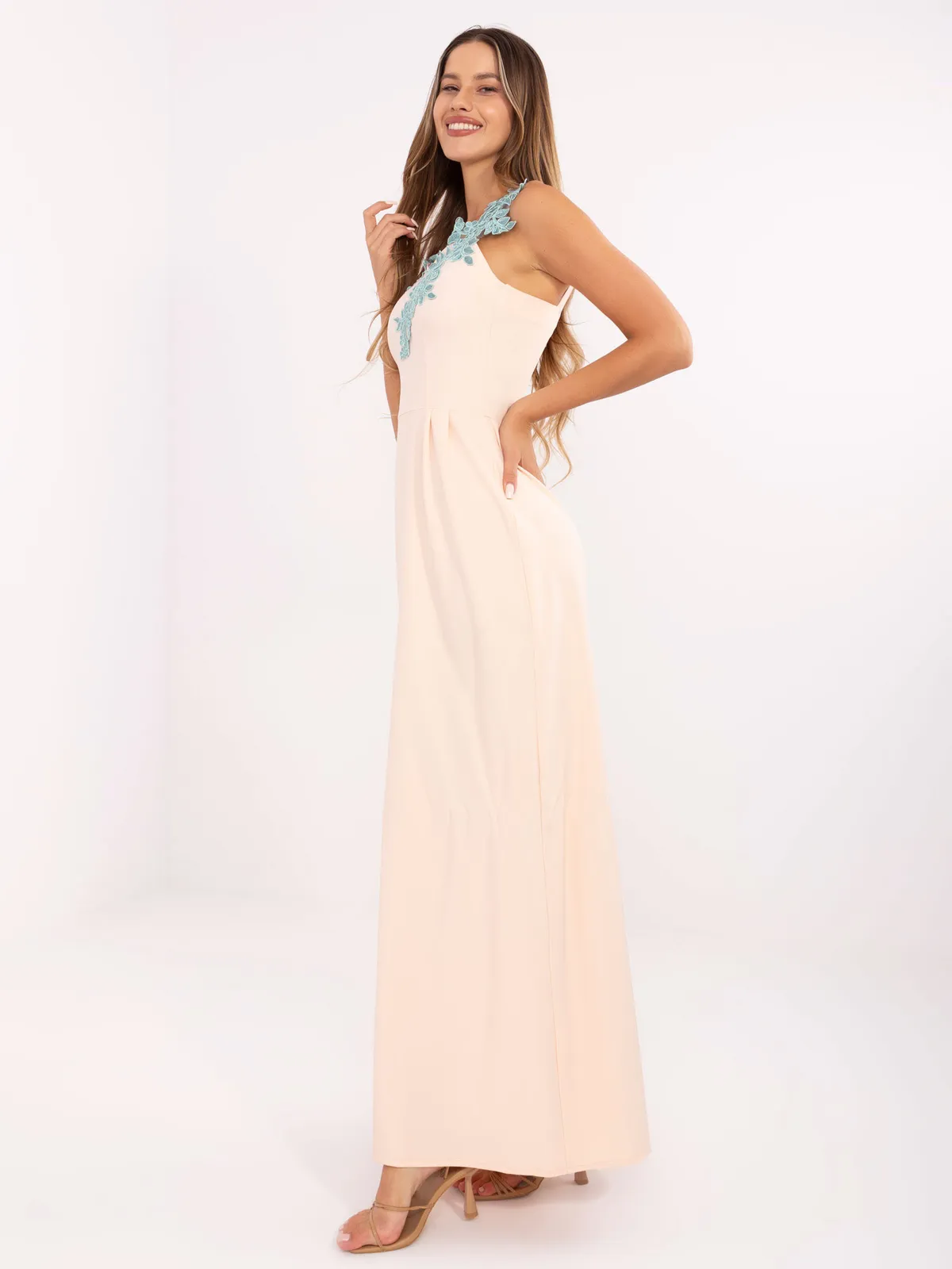 Długa sukienka wizytowa z ozdobnymi haftowanymi detalami - zdjęcie 1