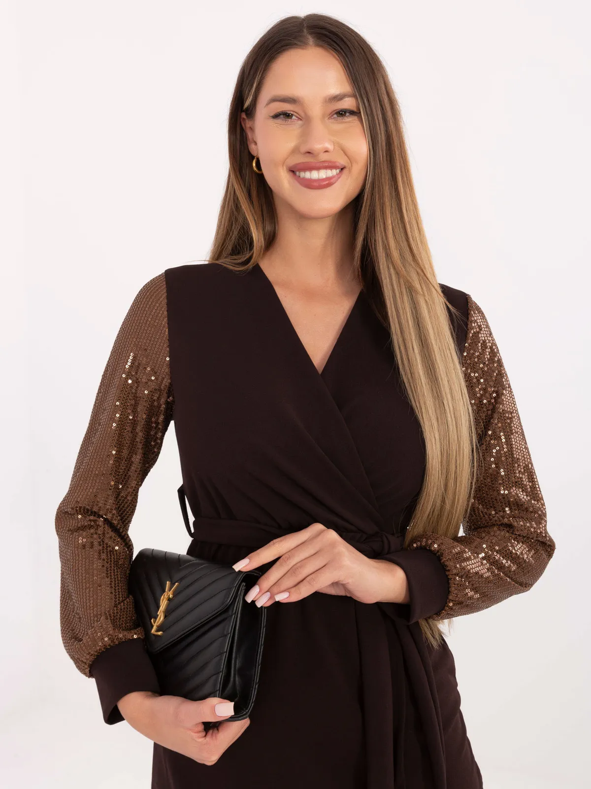 Sukienka kopertowa z cekinowymi rękawami i wiązaniem - zdjęcie 1