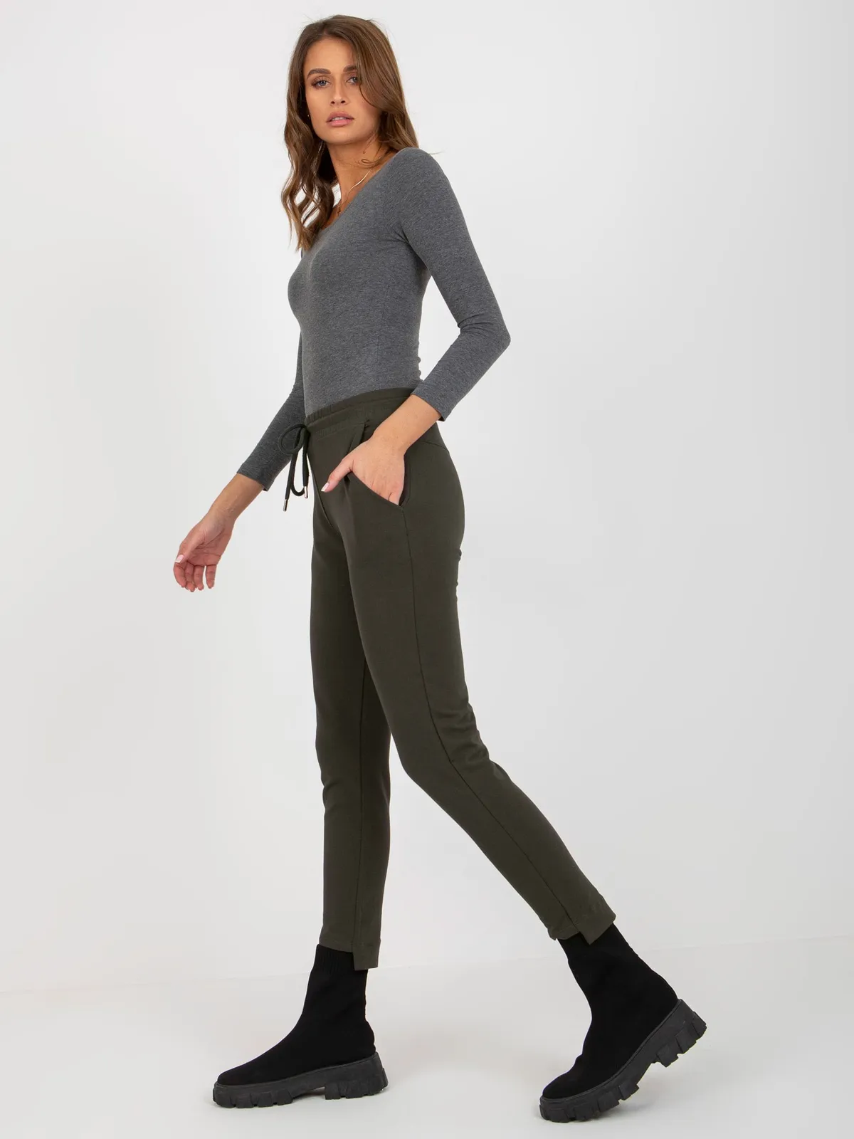 Khaki dresowe spodnie basic z kieszeniami - zdjęcie 3