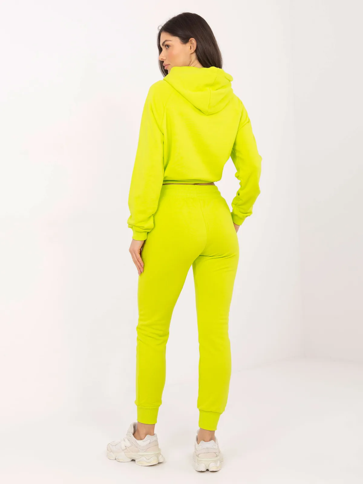 Sportowy komplet z krótką bluzą i joggersami - zdjęcie 1