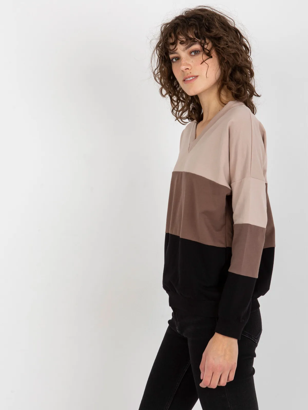 Beżowo-czarna bluza basic z dekoltem w serek RUE PARIS - zdjęcie 6