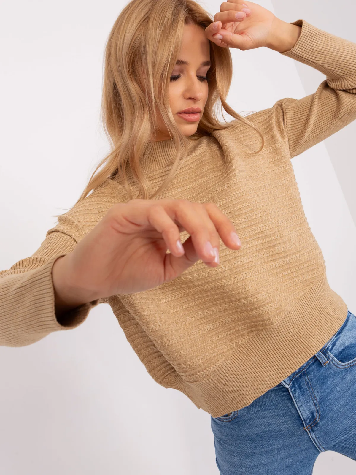 Jasnobrązowy sweter asymetryczny z wełną - zdjęcie 2