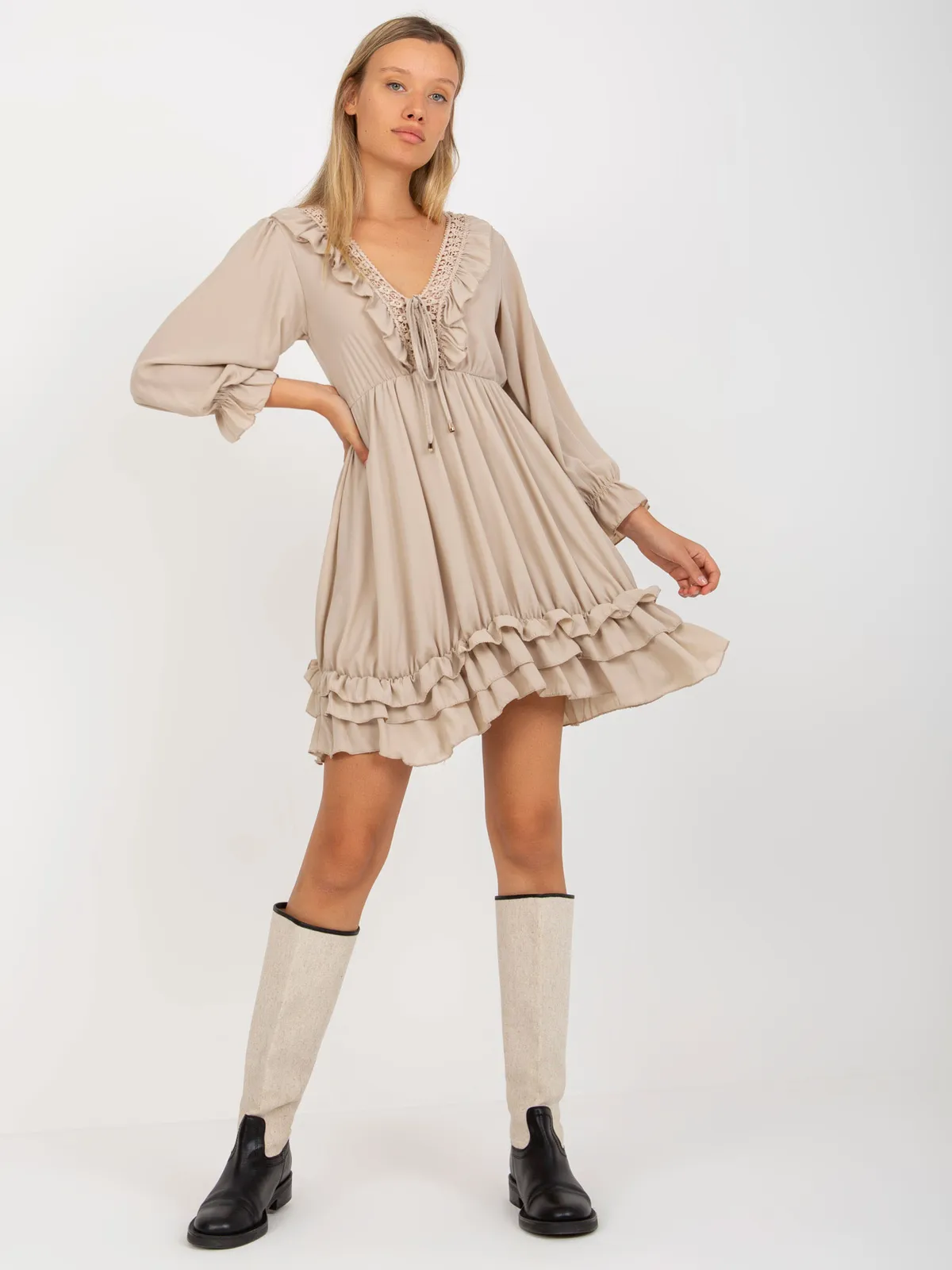 Beżowa mini sukienka z falbaną w stylu boho OCH BELLA - zdjęcie 2