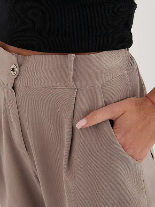 Eleganckie spodnie z wysokim stanem typu cygaretki - widok 2