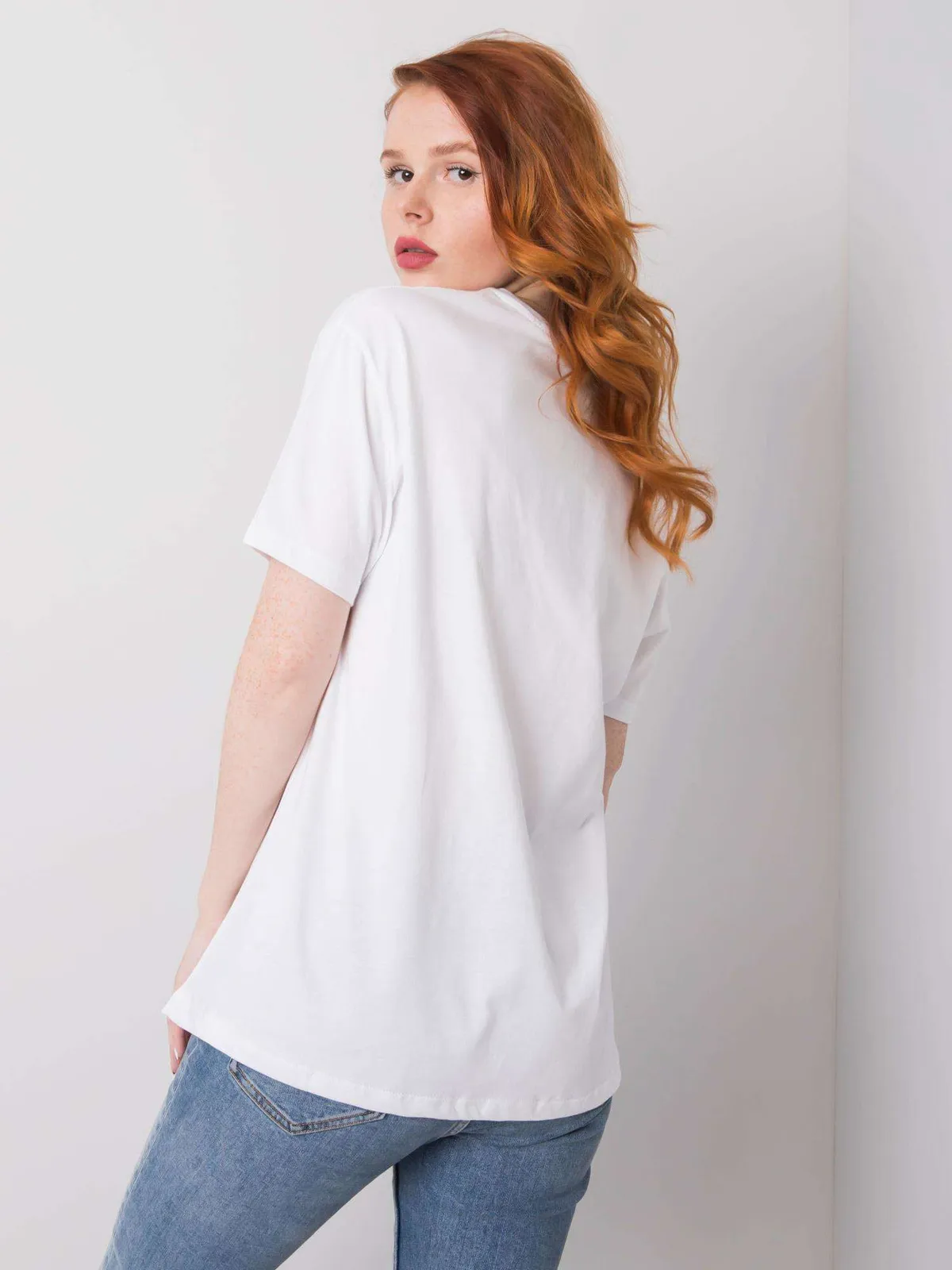 Czarny t-shirt z biżuteryjnymi aplikacjami - zdjęcie 2