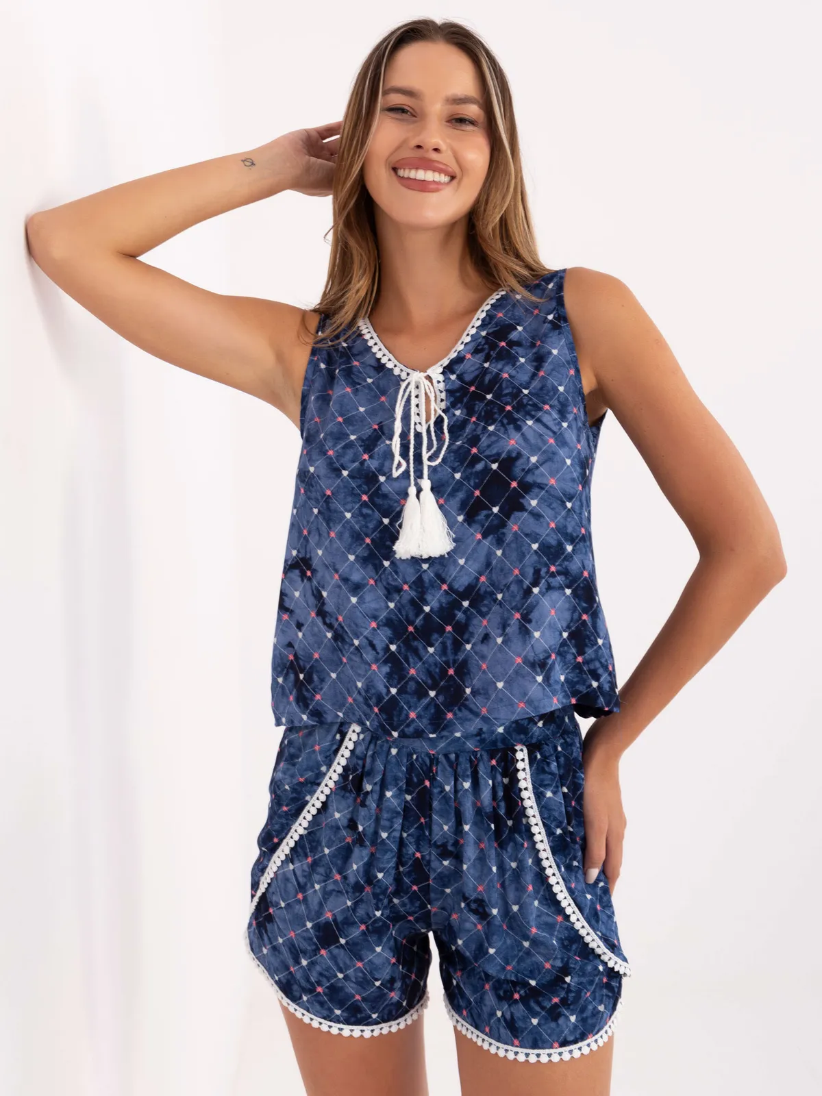 Wakacyjny top bez rękawów z ozdobnym wiązaniem - zdjęcie 1