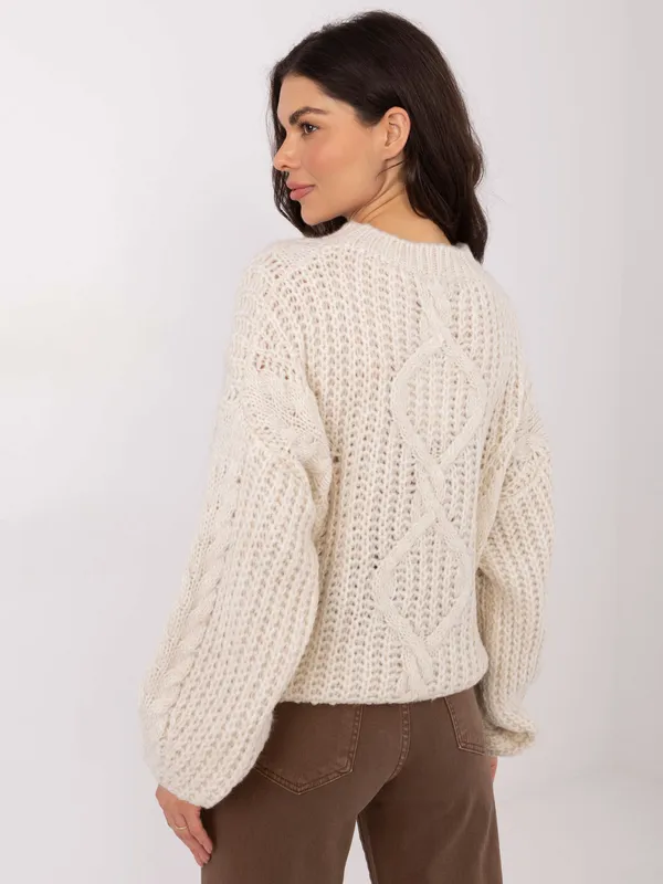 Oversize'owy sweter o grubym splocie warkoczowym