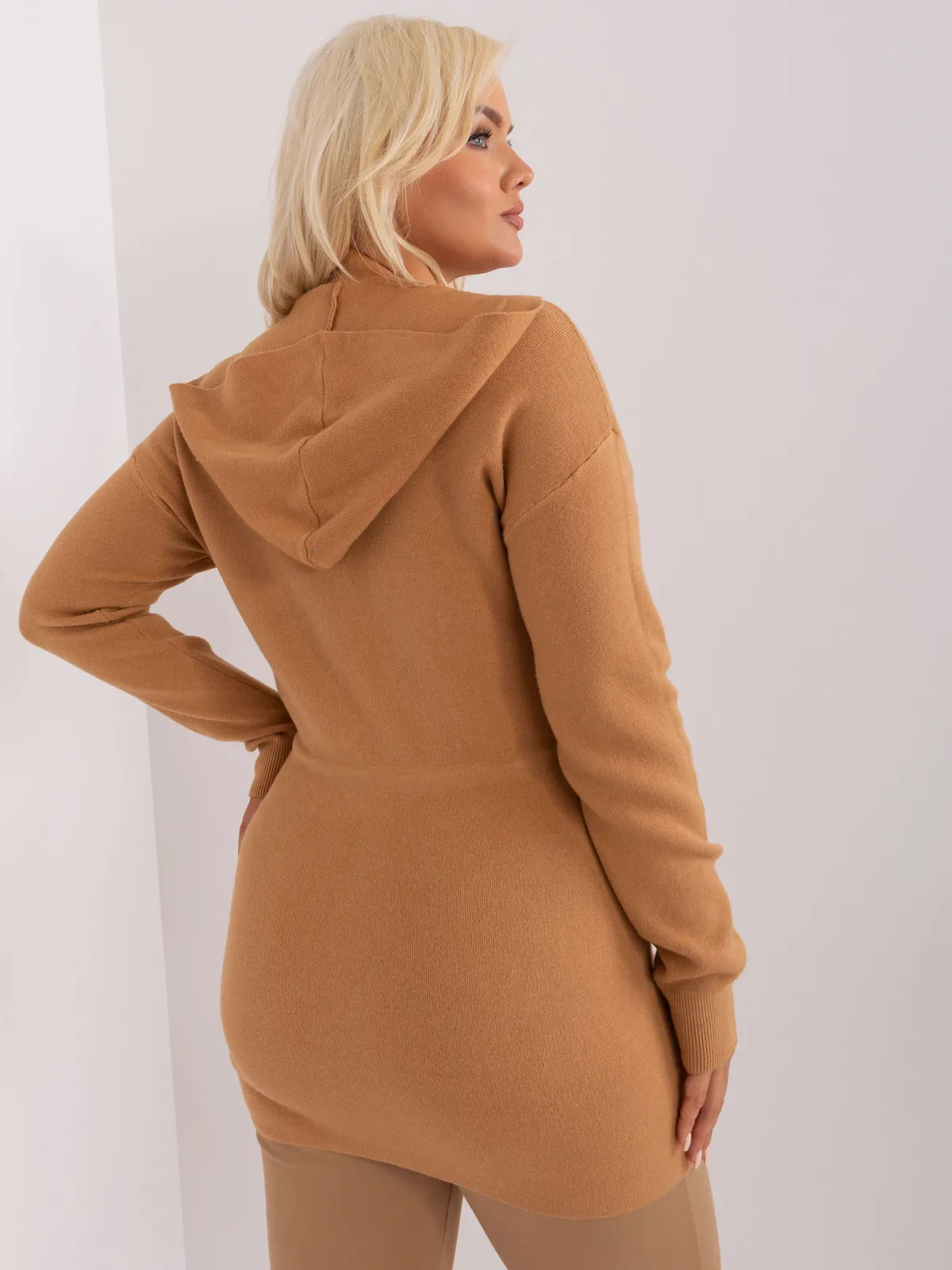 Szary długi sweter plus size z suwakiem - zdjęcie 4