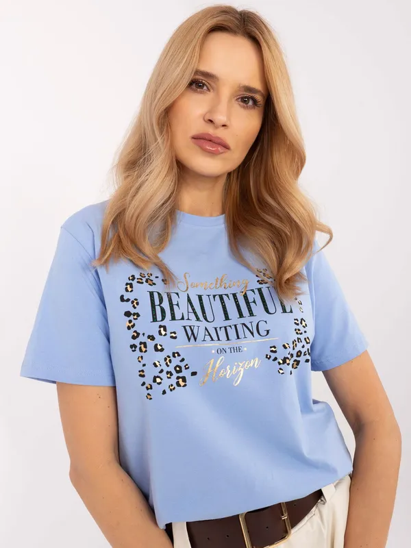 Casualowy t-shirt z ozdobnym nadrukiem i napisem