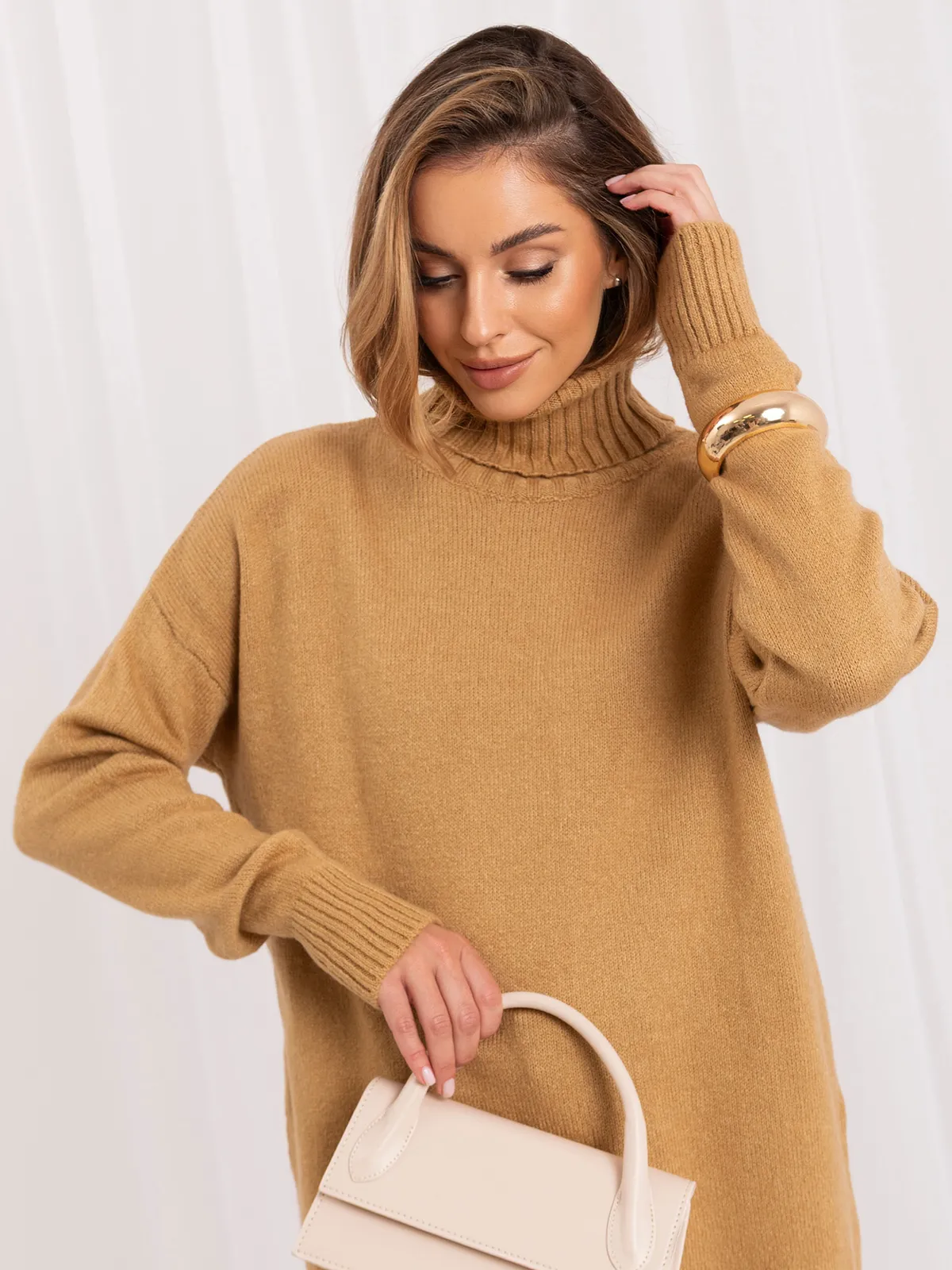 Camelowy luźny sweter z wysokim golfem RUE PARIS - zdjęcie 7