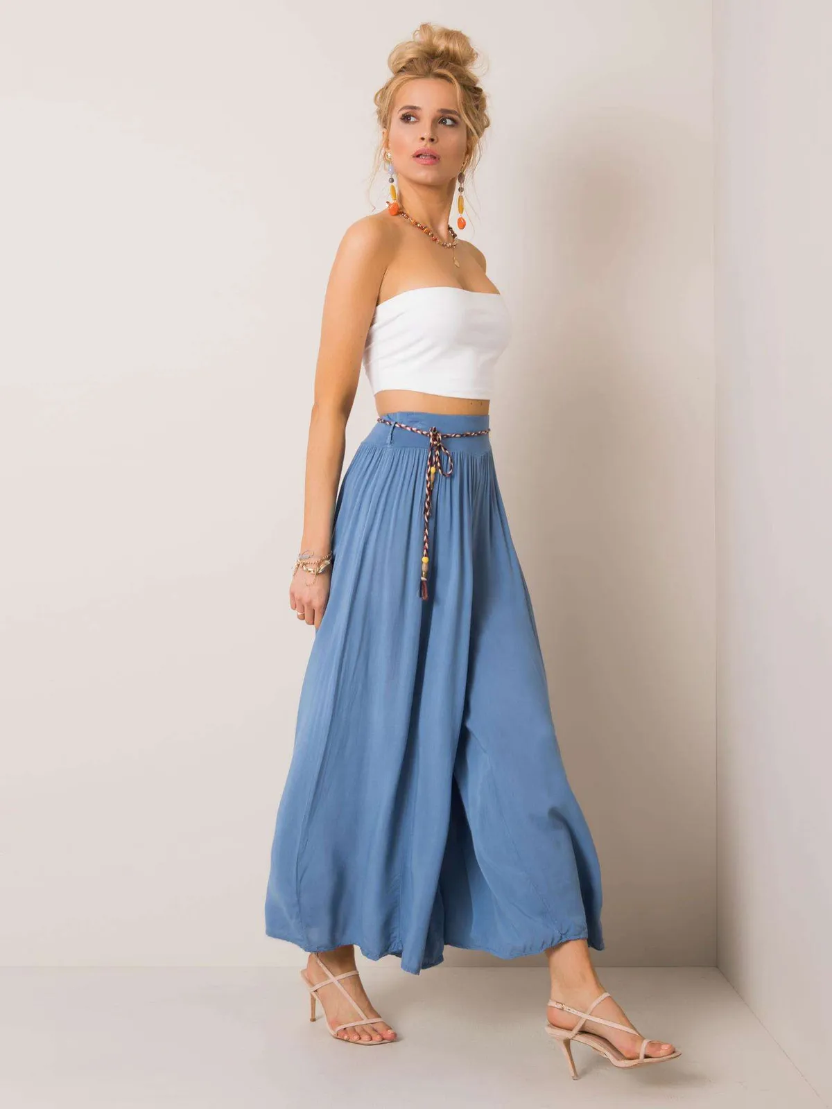 Luźne spodnie palazzo w stylu boho z paskiem - zdjęcie 1