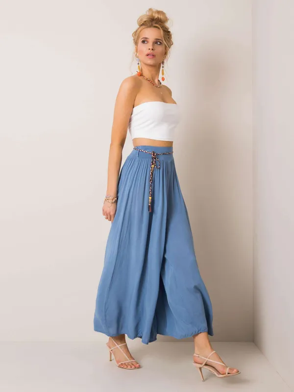 Luźne spodnie palazzo w stylu boho z paskiem