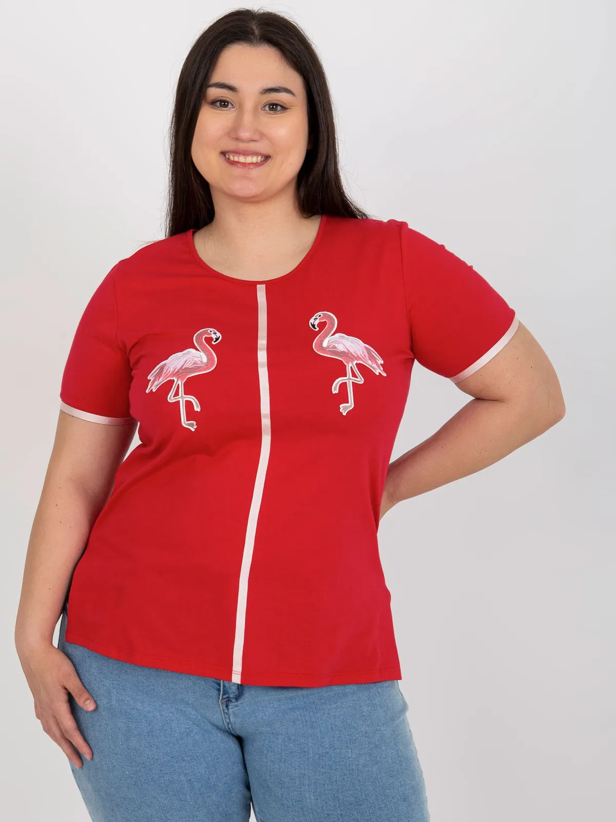 Czerwony damski t-shirt plus size z naszywkami - zdjęcie 2