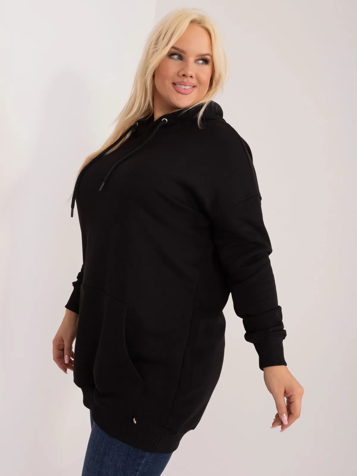 Czarna bawełniana bluza plus size z kapturem - zdjęcie 5