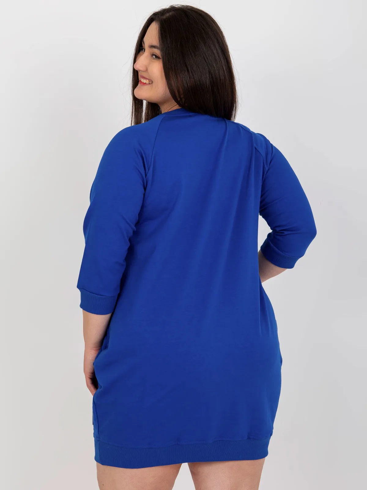 Ecru sukienka plus size z kieszeniami - zdjęcie 3