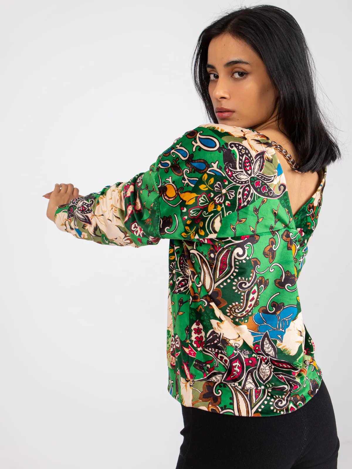 Wizytowa bluzka z głębokim dekoltem i łańcuszkiem - zdjęcie 1