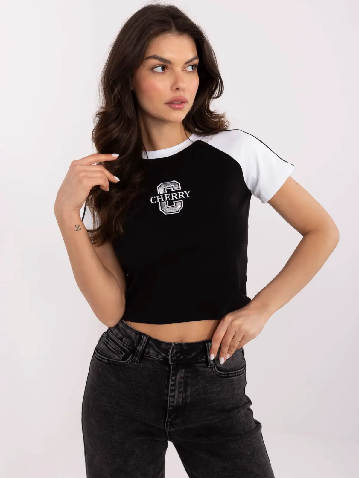 Krótki T-shirt typu crop z haftowanym napisem - zdjęcie 1