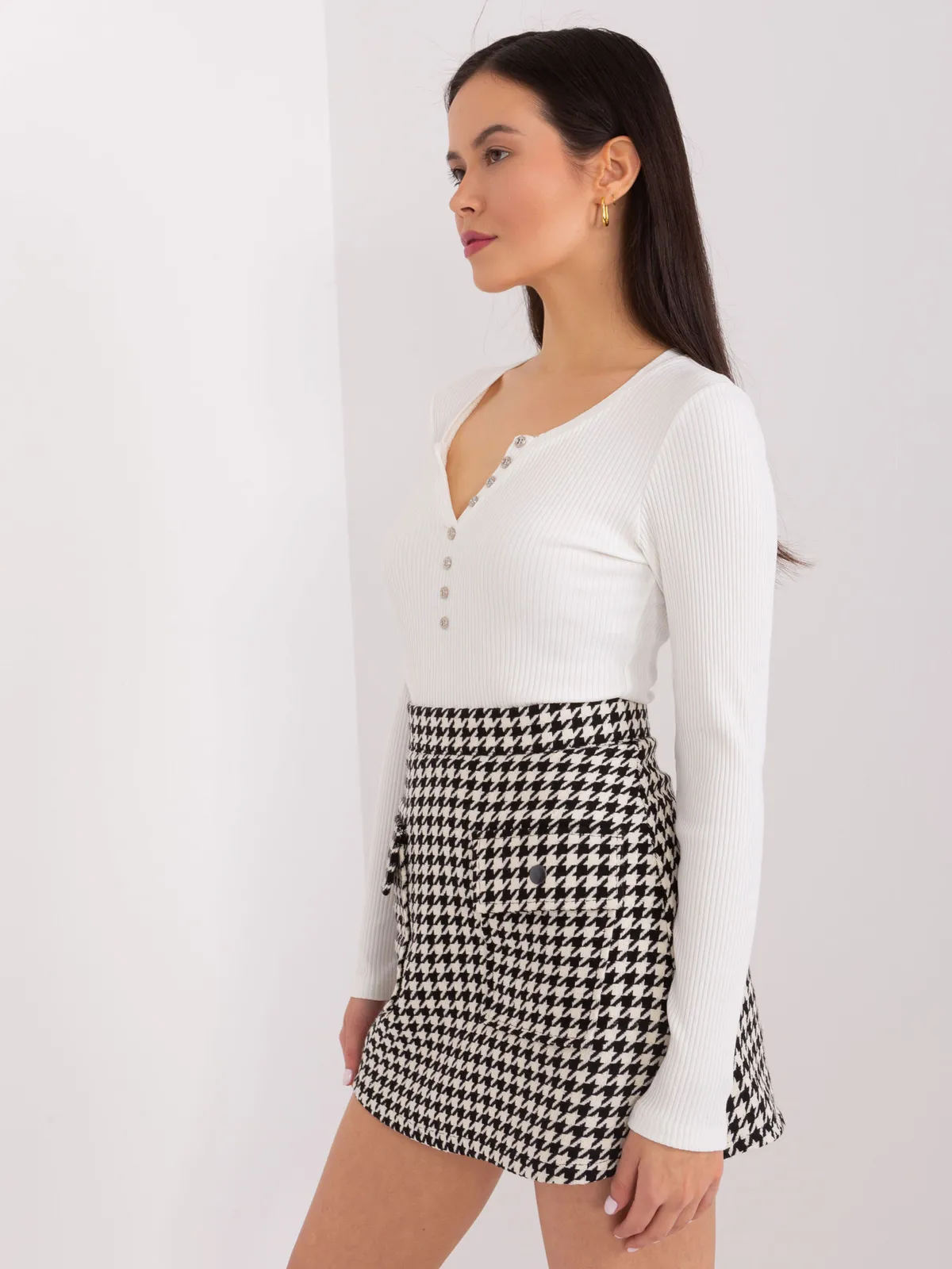 Ecru bluzka z guzikami przy dekolcie BASIC FEEL GOOD - zdjęcie 2