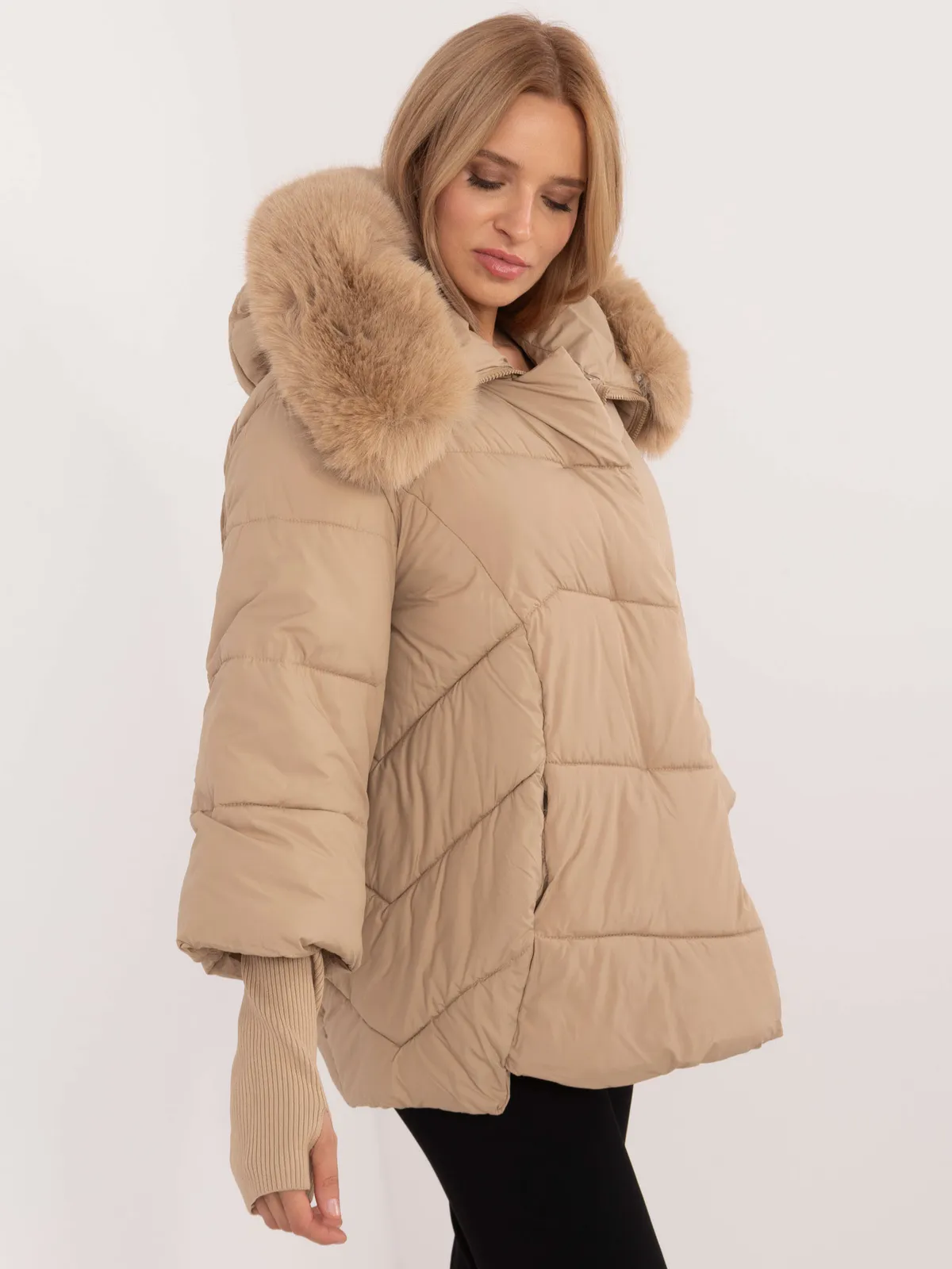 Pikowana kurtka oversize z futrzanym kapturem - zdjęcie 1