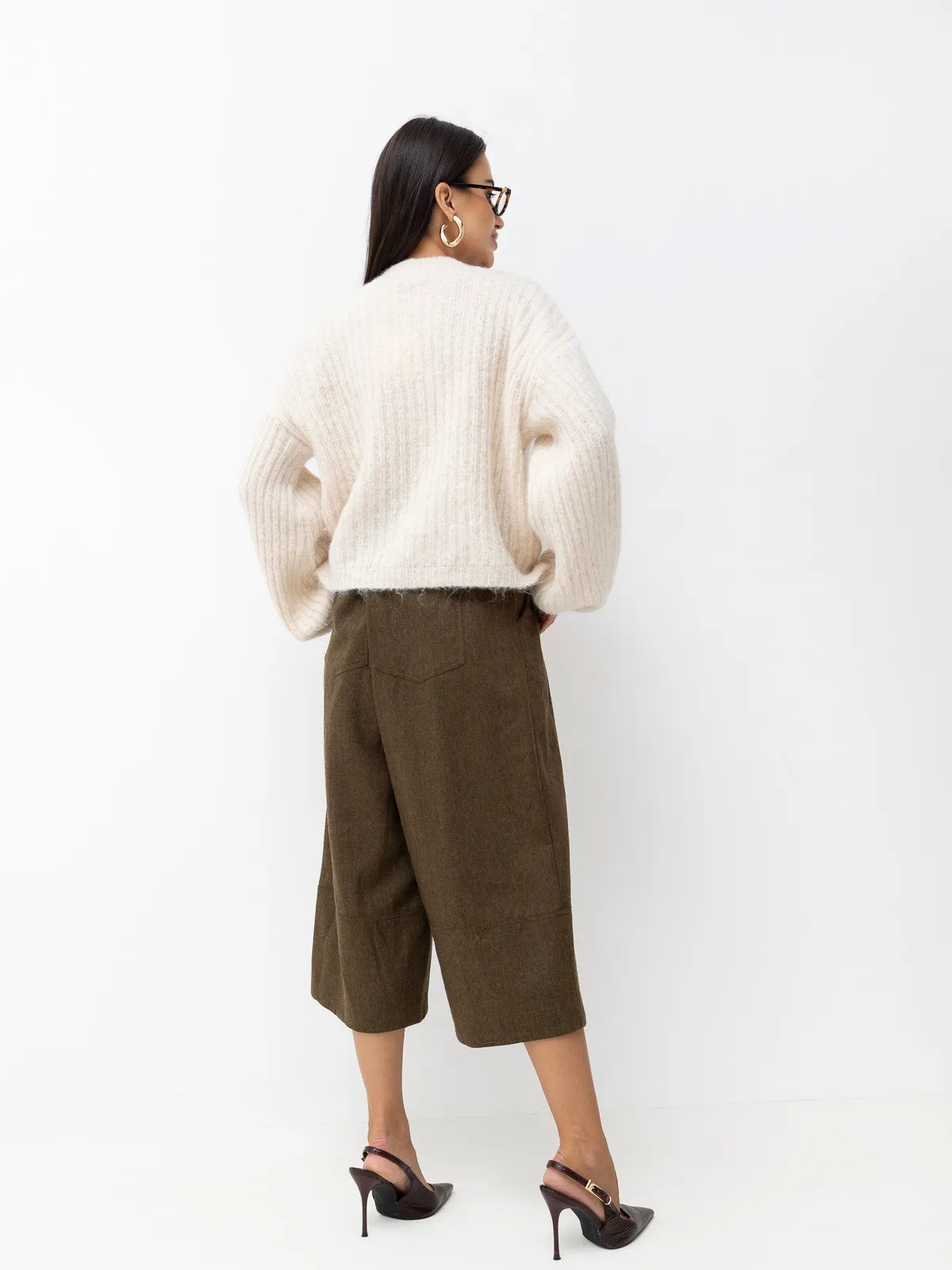 Krótki sweter oversize z bufiastymi rękawami - zdjęcie 2