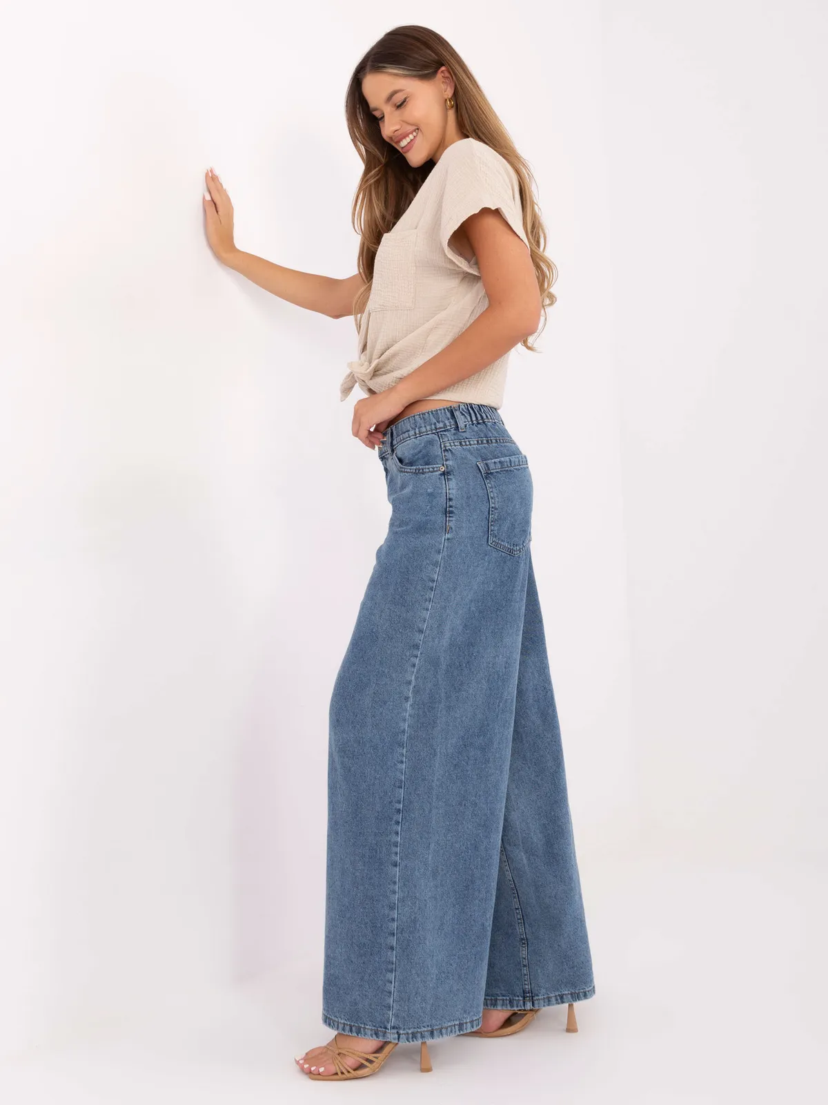 Szerokie spodnie jeansowe typu wide leg - zdjęcie 1