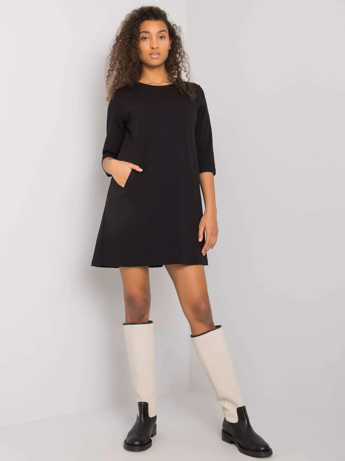 Minimalistyczna sukienka casualowa z rękawem trzy czwarte - zdjęcie 1