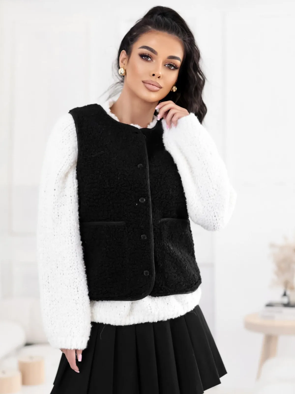 Krótka kamizelka o fakturze baranka zapinana guzikami - zdjęcie 1