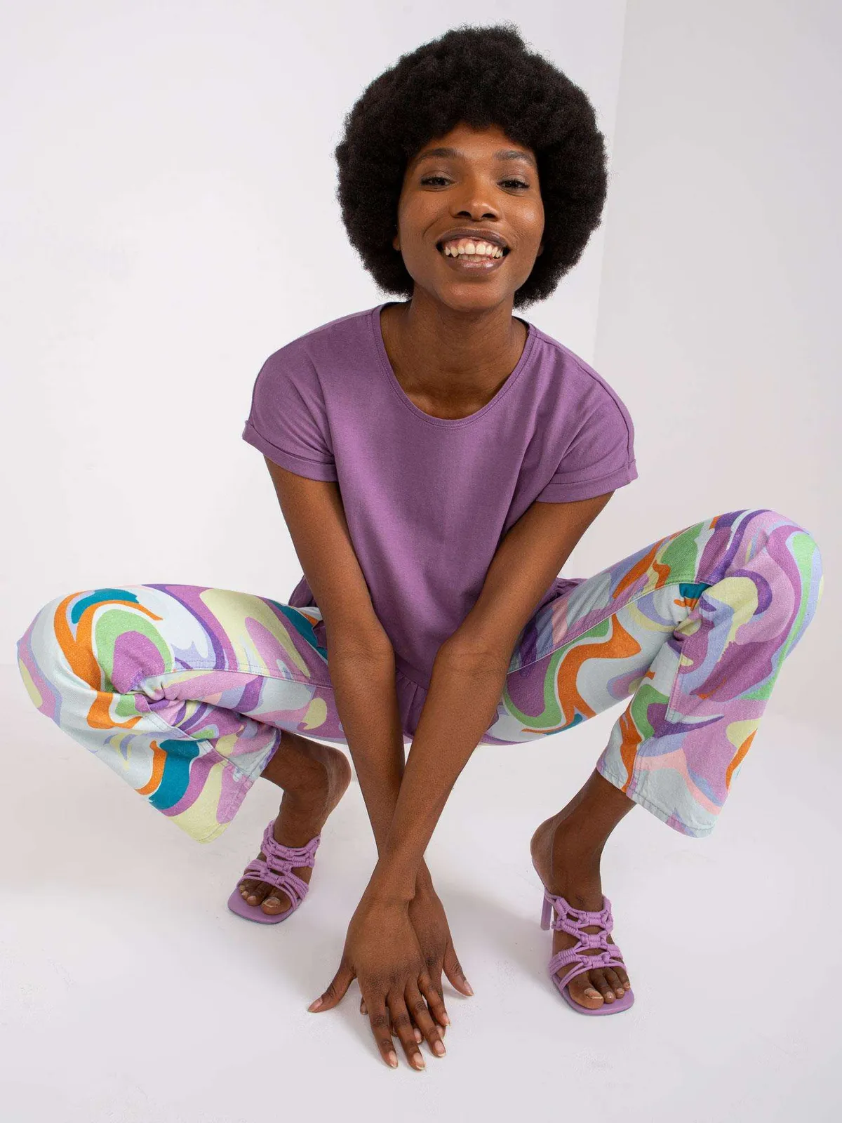 Casualowy T-shirt z ozdobną falbaną na dole - zdjęcie 1