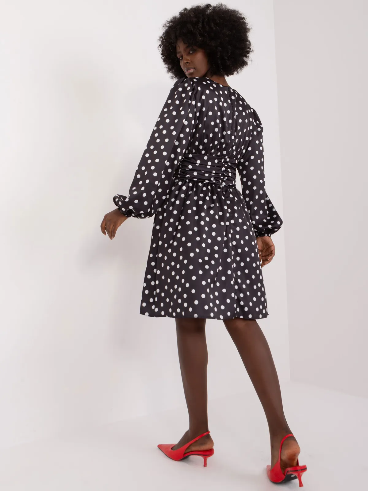 Rozkloszowana sukienka z bufiastymi rękawami i marszczeniem - zdjęcie 1