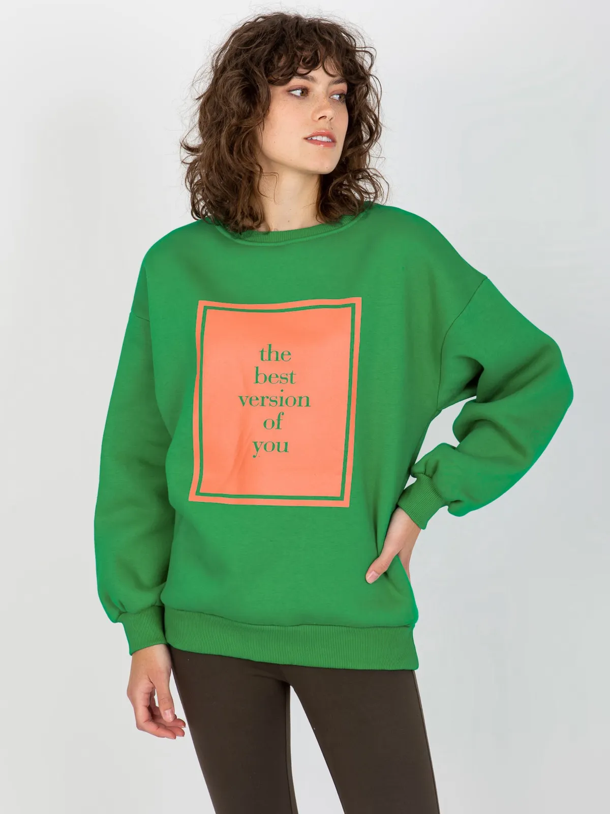 Ecru ocieplana bluza oversize z nadrukiem - zdjęcie 4