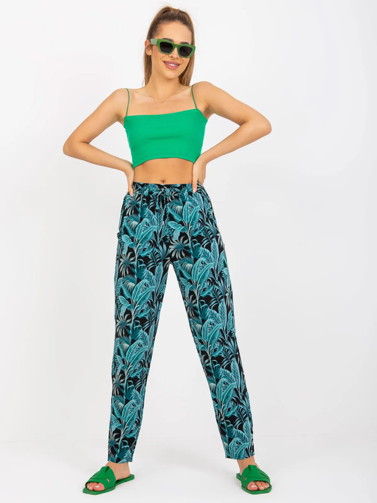 Wakacyjne spodnie typu jogger w egzotyczny wzór - zdjęcie 1