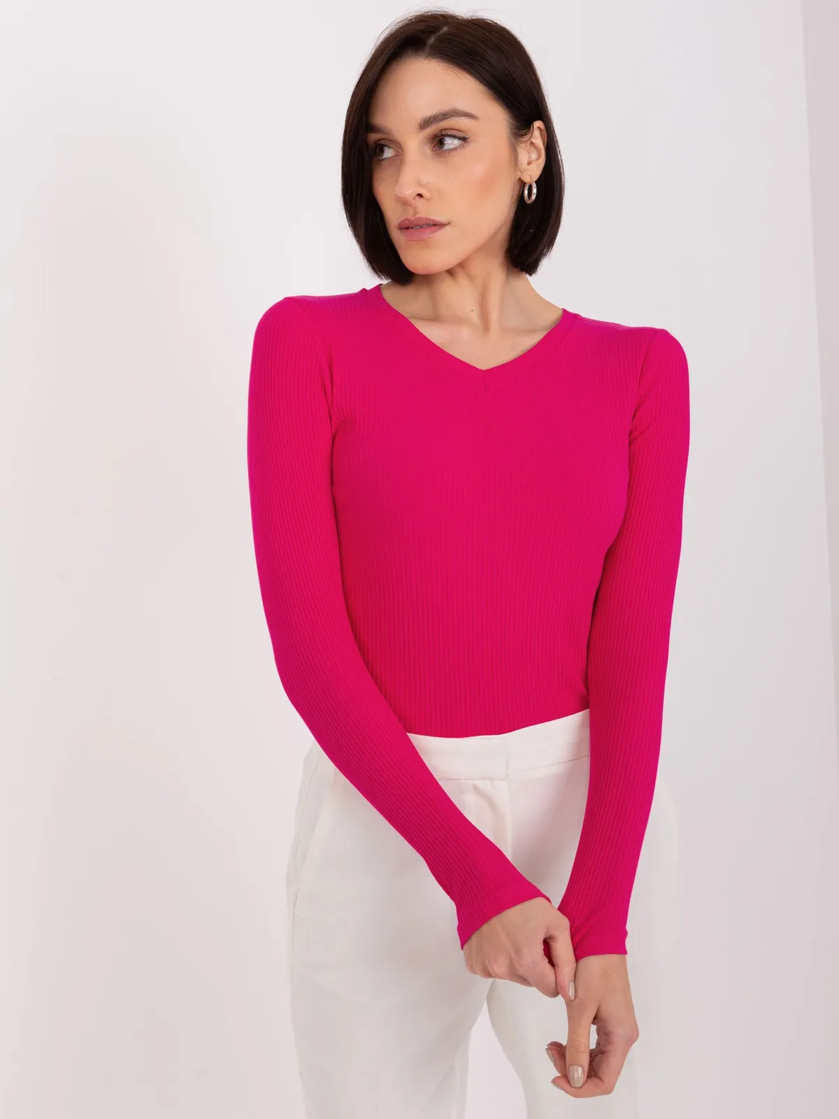 Czarna prążkowana bluzka longsleeve basic z dekoltem V - zdjęcie 3