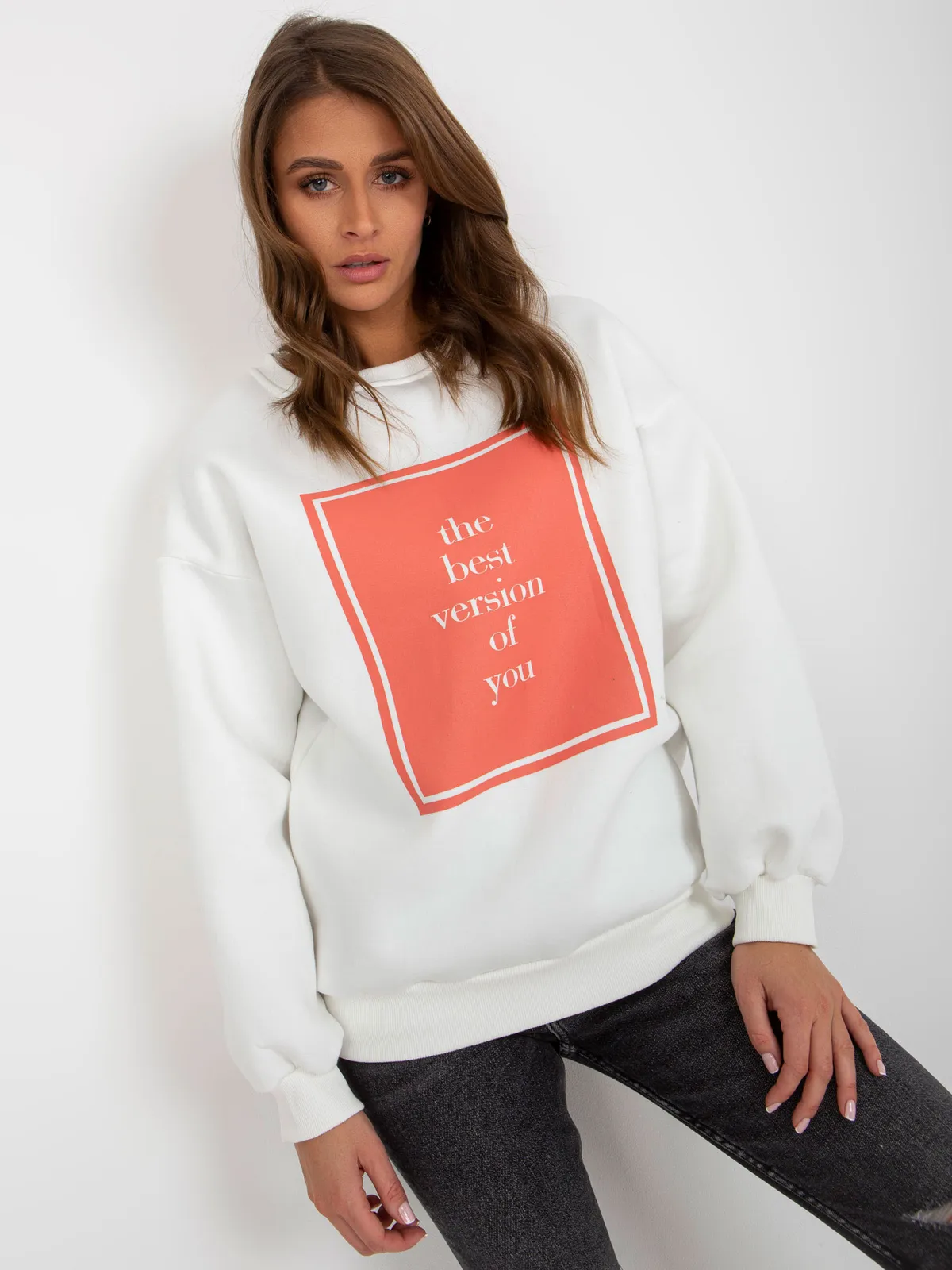 Ecru ocieplana bluza oversize z nadrukiem - zdjęcie 4