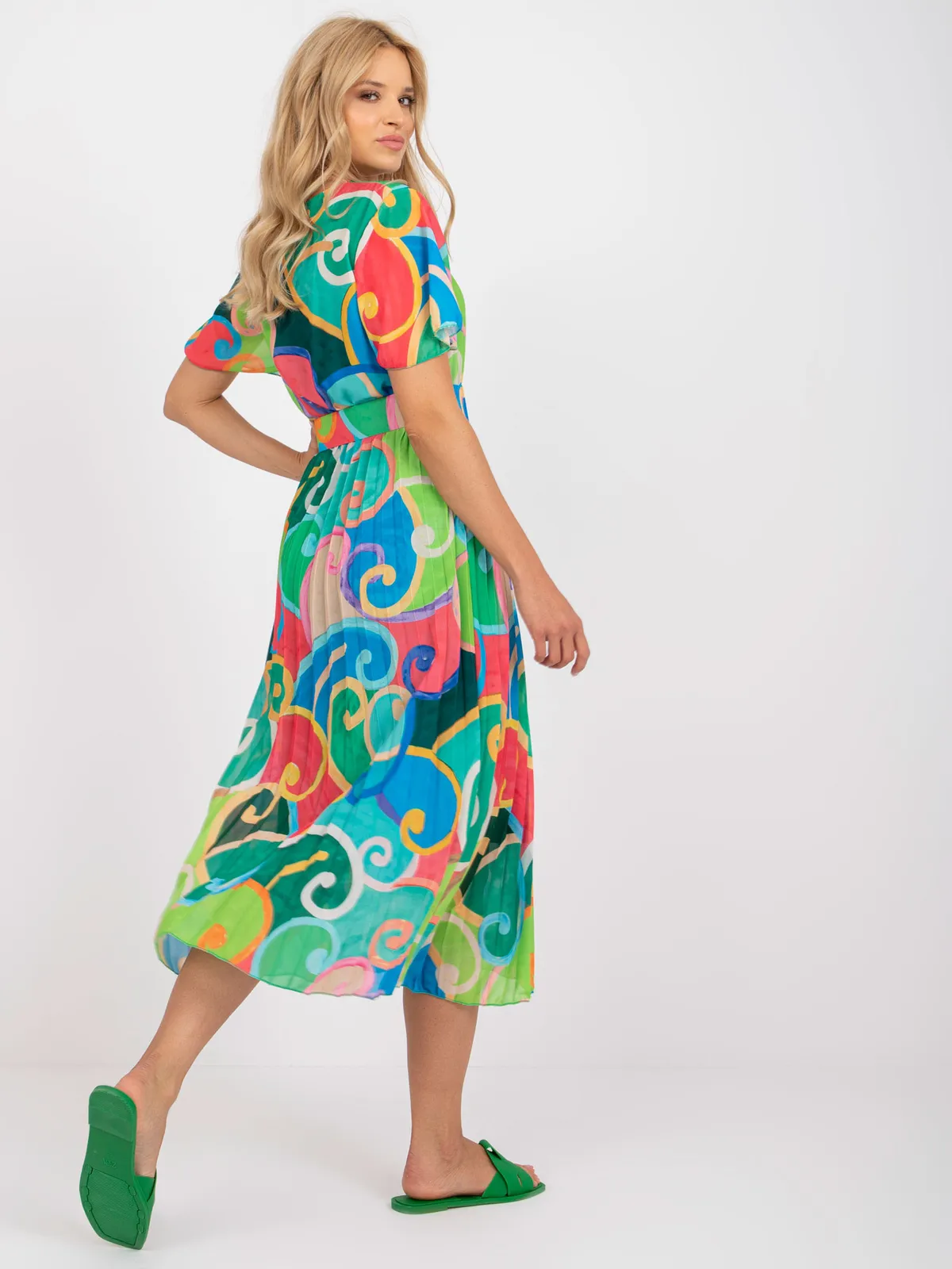 Rozkloszowana sukienka midi z plisowanym dołem i paskiem - zdjęcie 1