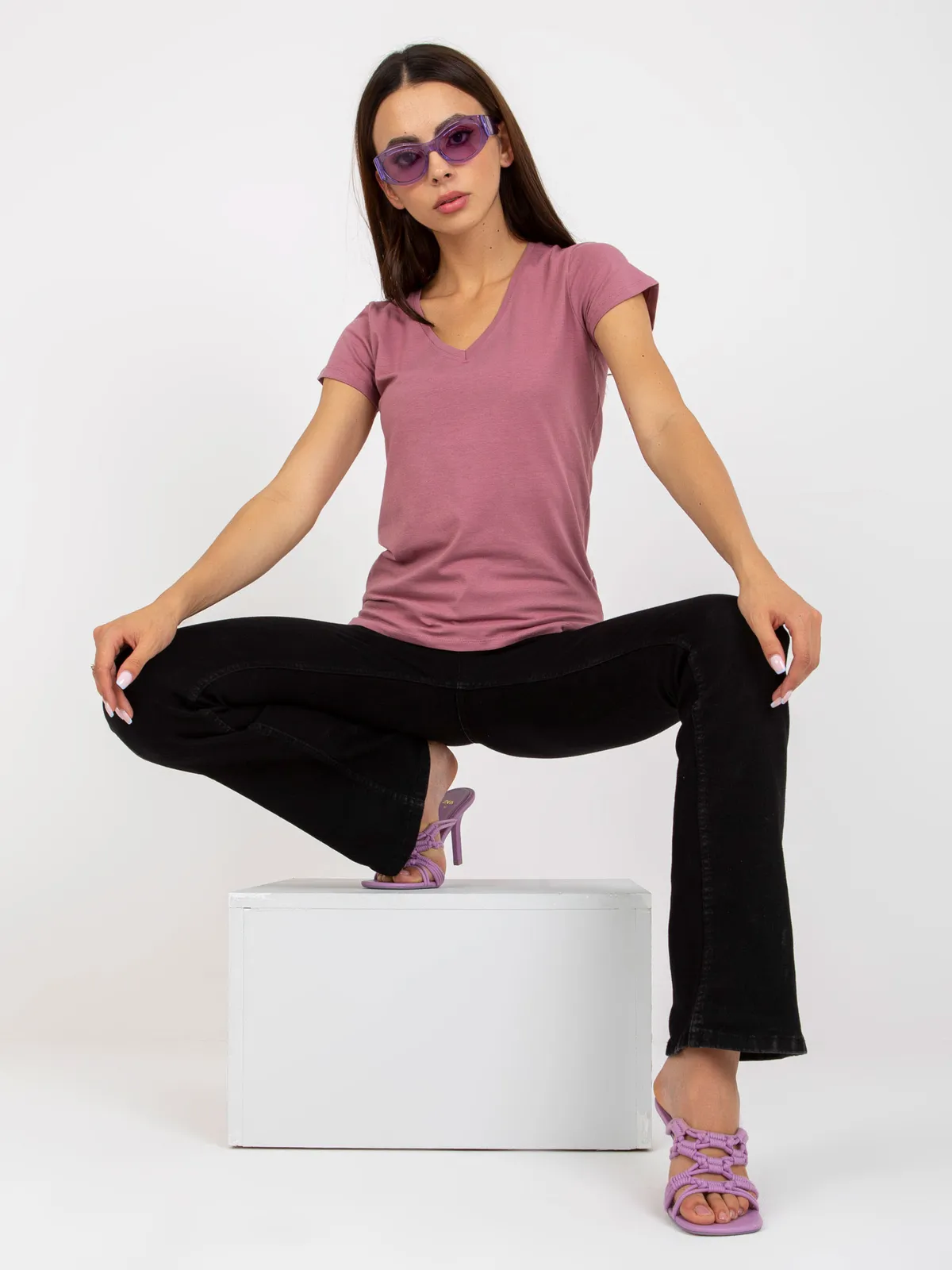 Brudnoróżowy bawełniany t-shirt basic z dekoltem w serek - zdjęcie 2