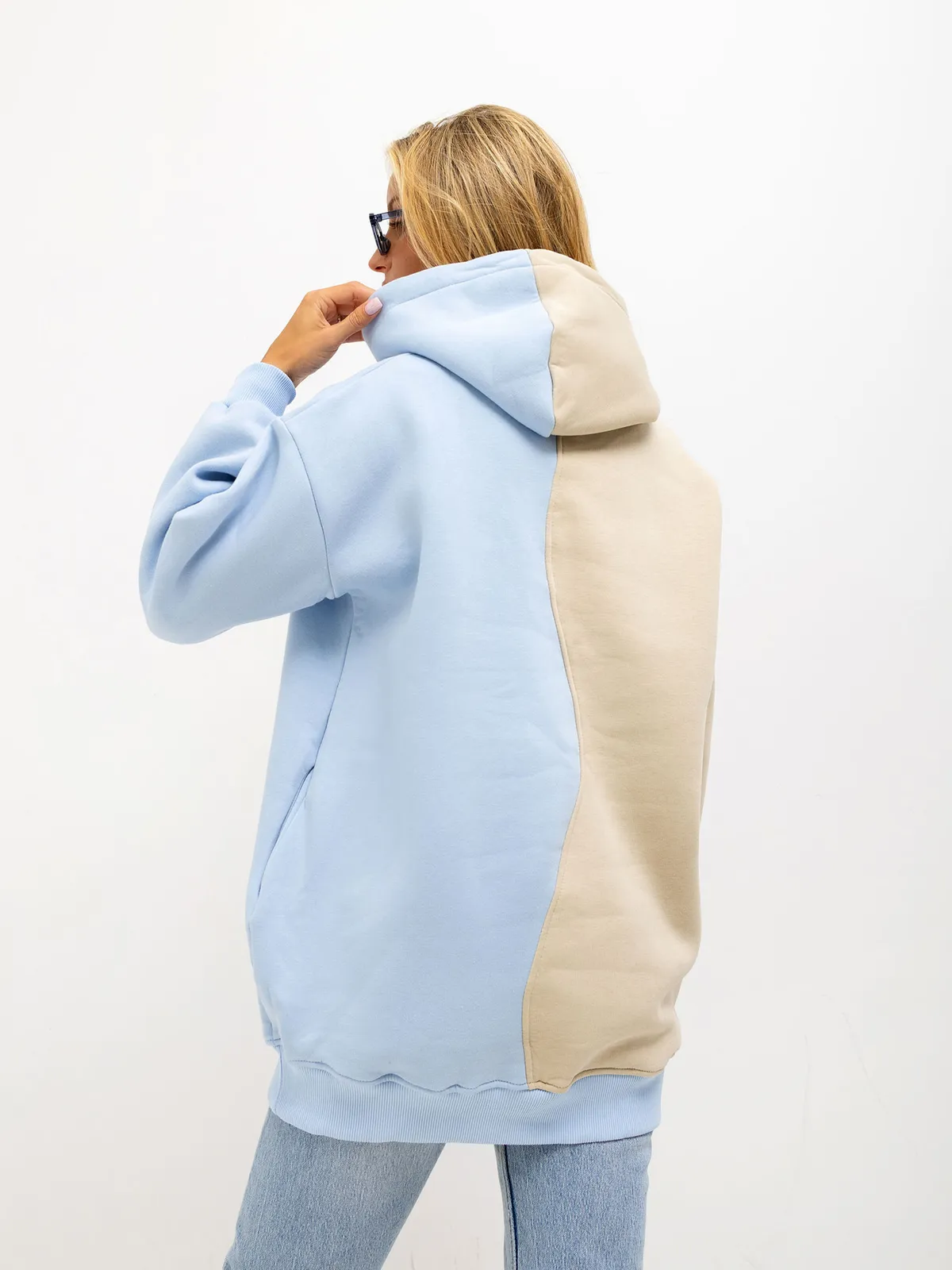 Beżowo-niebieska damska bluza basic z kapturem RUE PARIS - zdjęcie 2