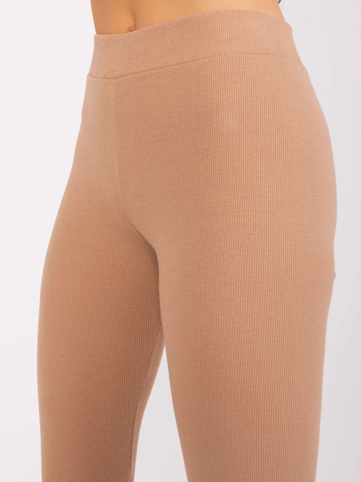 Camelowe legginsy basic w prążek - zdjęcie 5