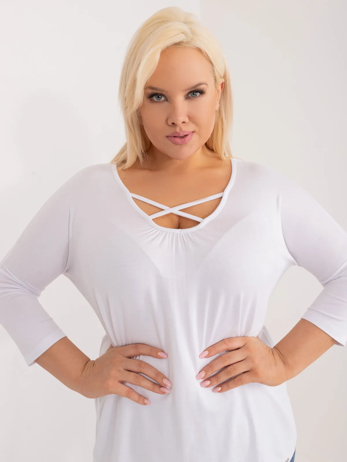 Biała wiskozowa bluzka plus size - zdjęcie 3