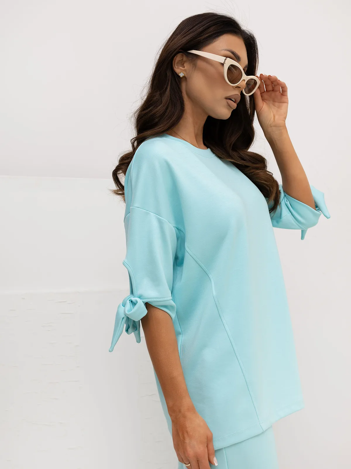 Luźna bluzka z ozdobnym wiązaniem przy rękawach - zdjęcie 1