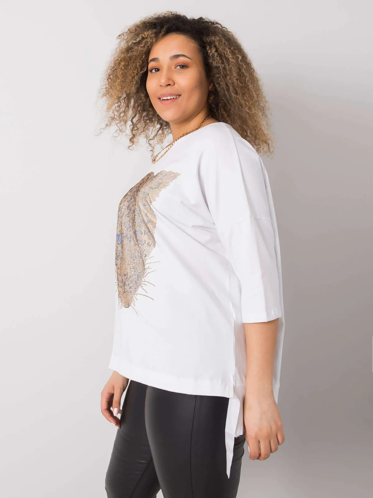Damska bluzka plus size z aplikacją czarna - zdjęcie 4